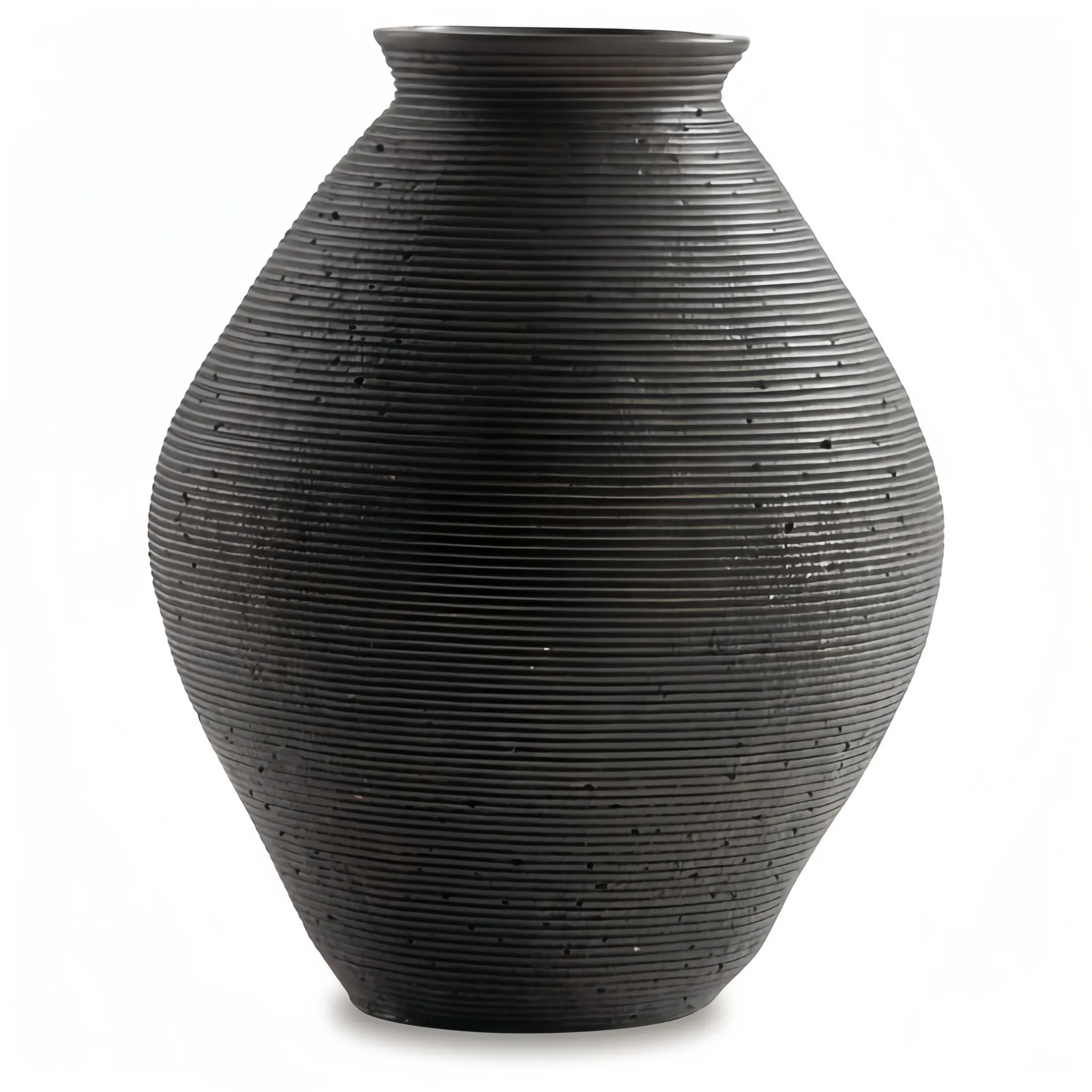 Eine Vase aus schwarzem Ton mit horizontalen Rillen und kleinen Löchern auf der gesamten Oberfläche, dargestellt vor einem schlichten weißen Hintergrund.