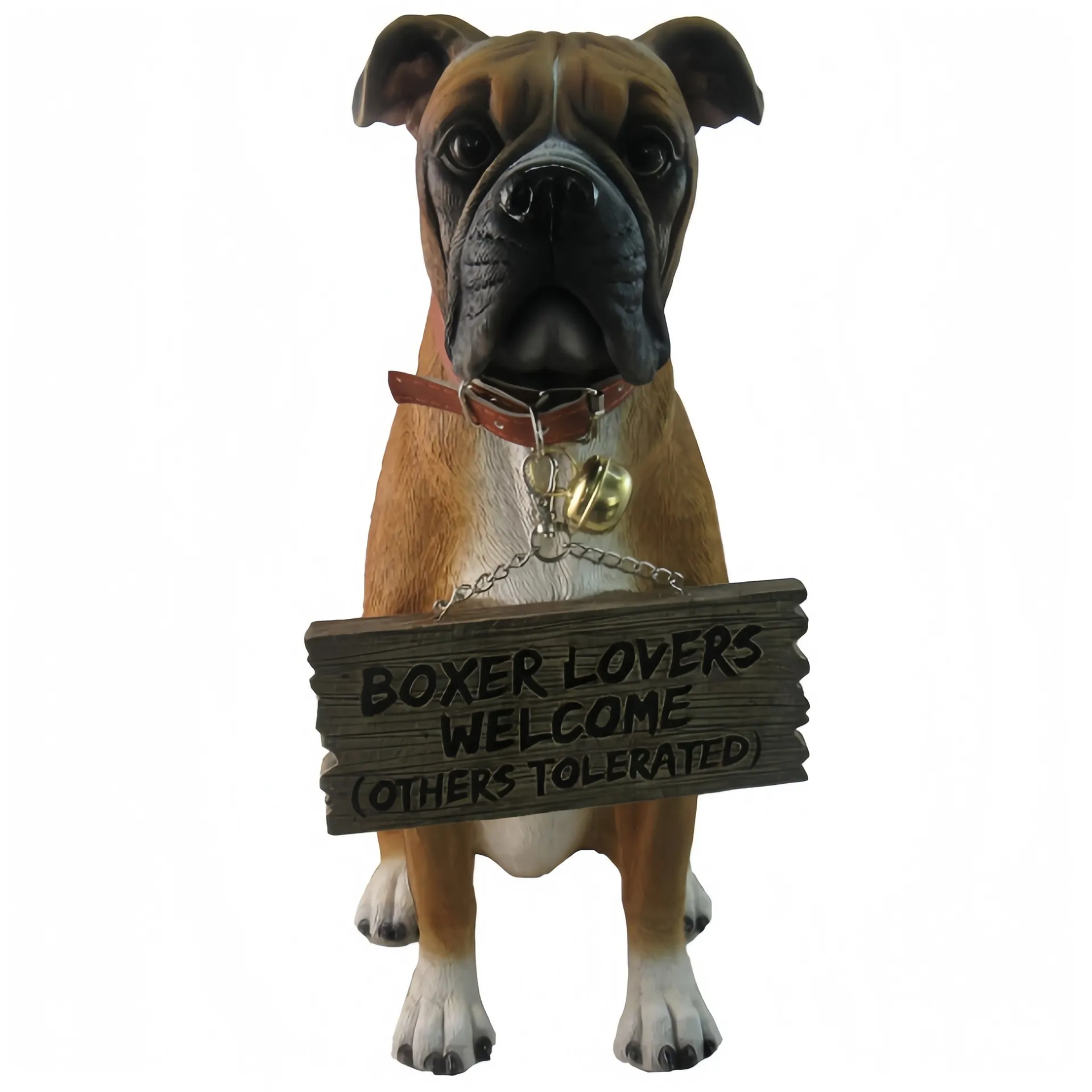 Boxer-Hundestatue mit einem Schild mit der Aufschrift 'Boxer-Liebhaber willkommen, andere geduldet'.