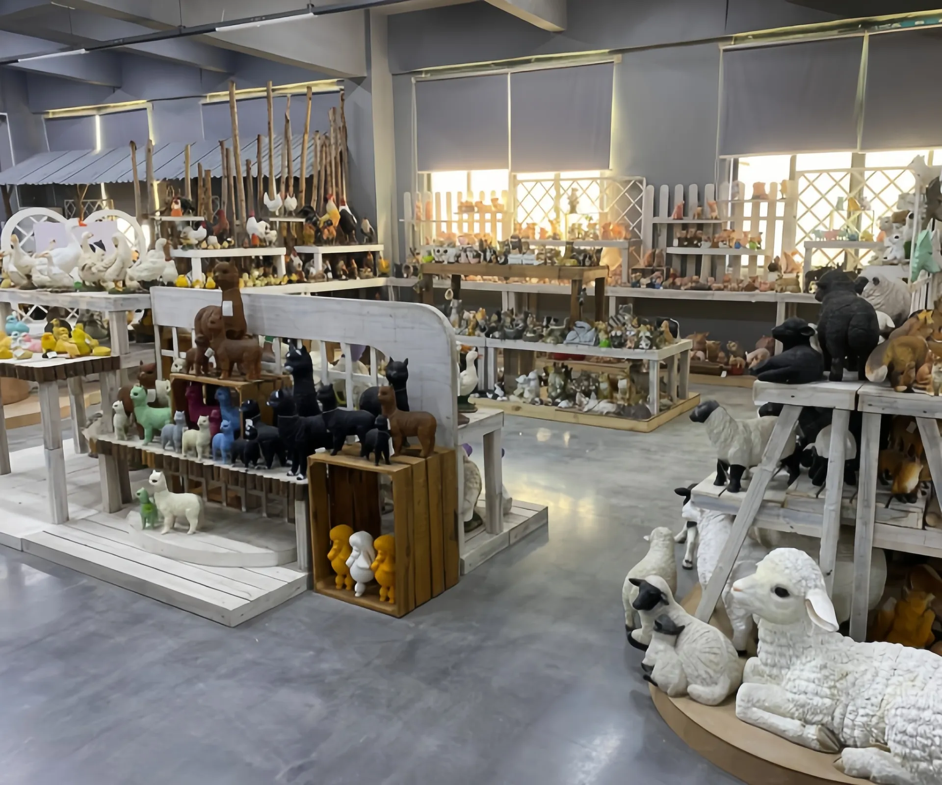 Ein Ausstellungsraum, in dem verschiedene Tierfiguren aus Keramik in Regalen ausgestellt sind.