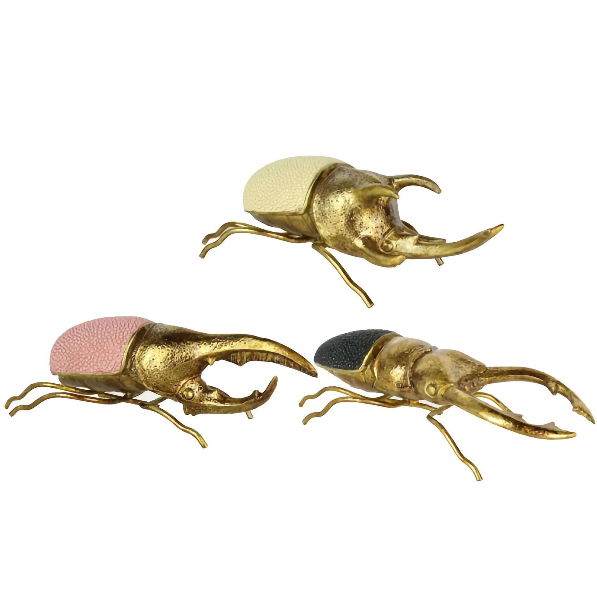 Drei dekorative Käferskulpturen mit goldenen Oberflächen und bunten Rückseiten in Rosa, Creme und Schwarz.