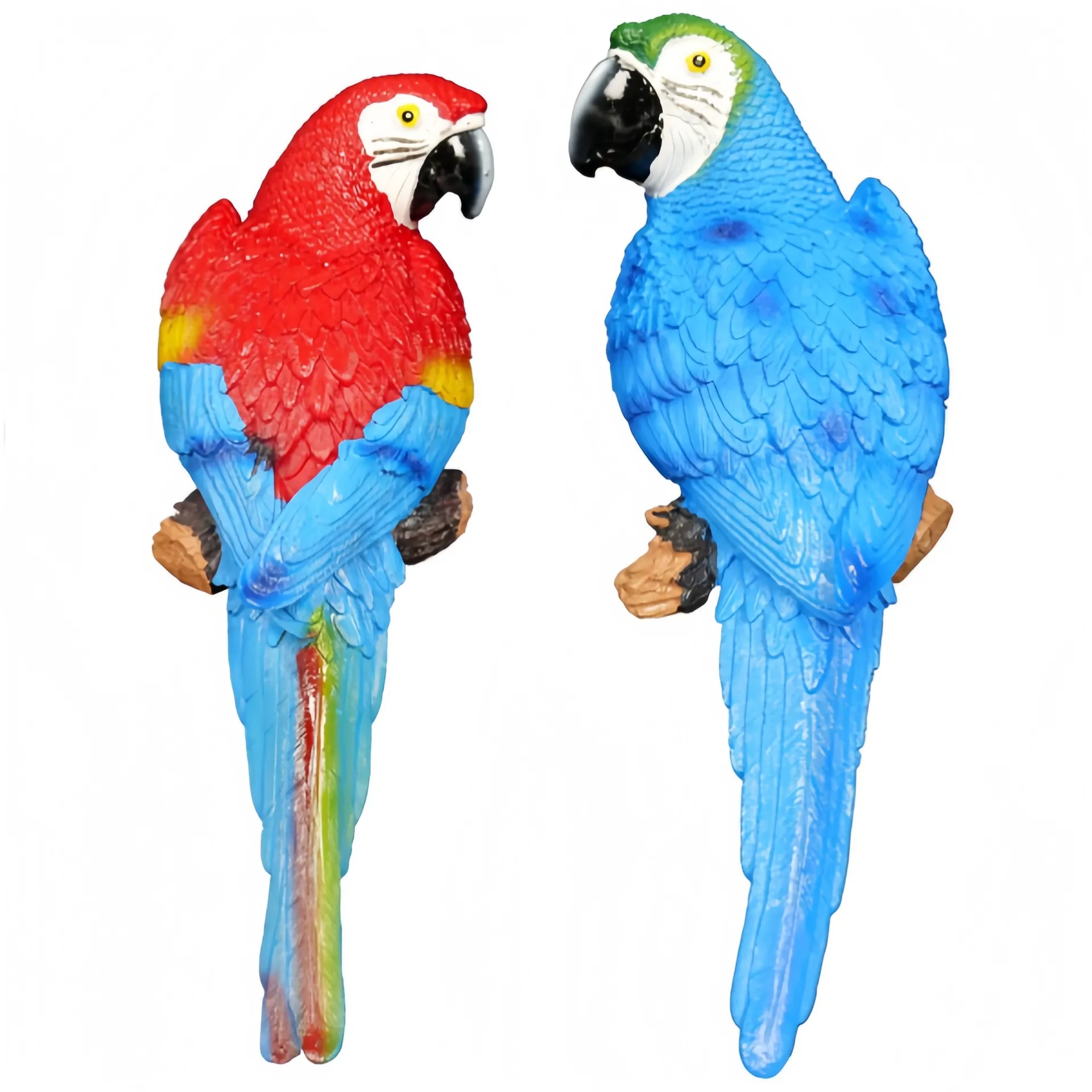Zwei Papageienfiguren aus Plastik, eine rot und blau, die andere blau und grün, sitzen nebeneinander.