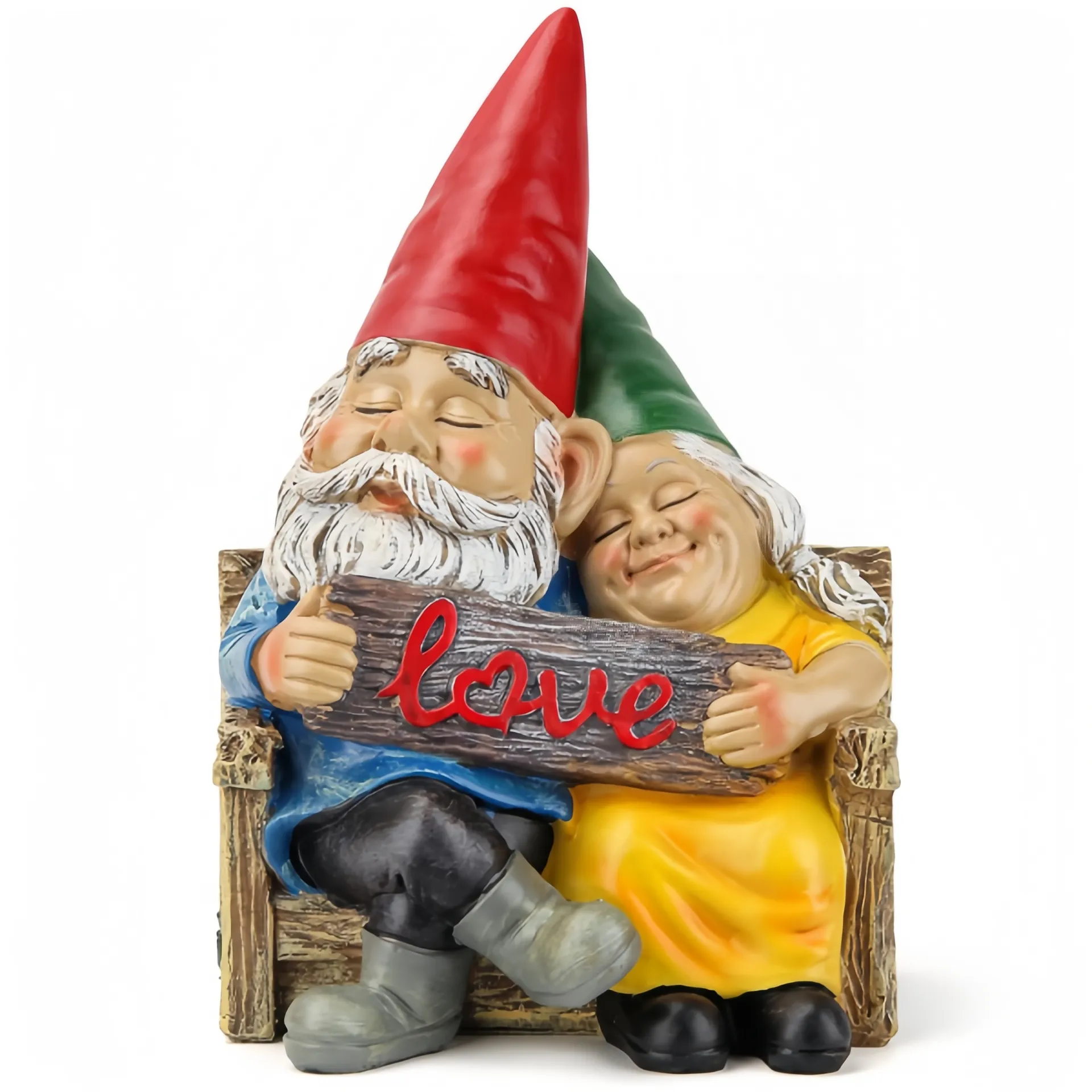 Ein Paar Gartenzwergfiguren, die eng beieinander auf einer Bank sitzen und ein Holzschild mit der Aufschrift 'love' halten.