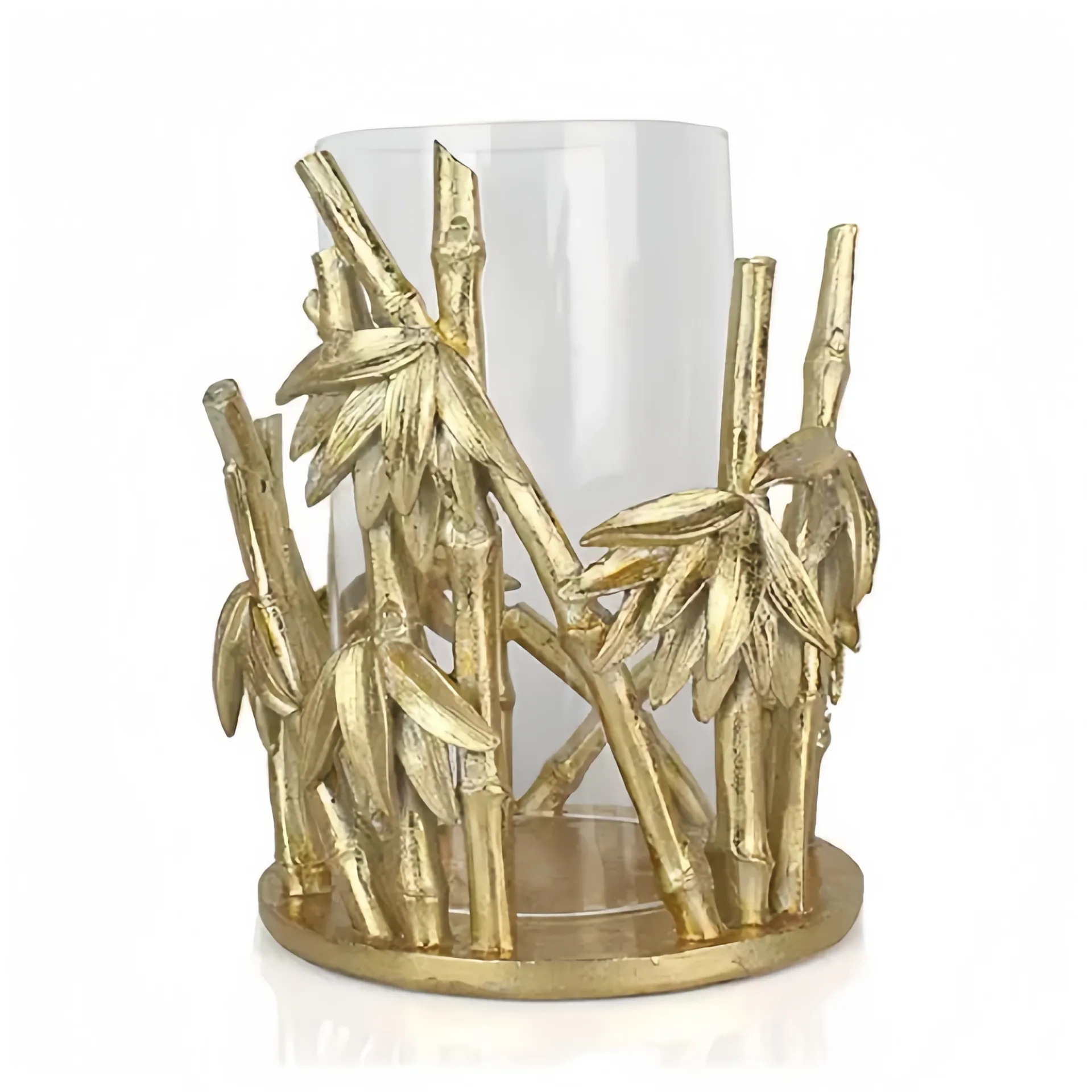 Ein dekorativer goldener Kerzenhalter mit Bambushalmen und -blättern.