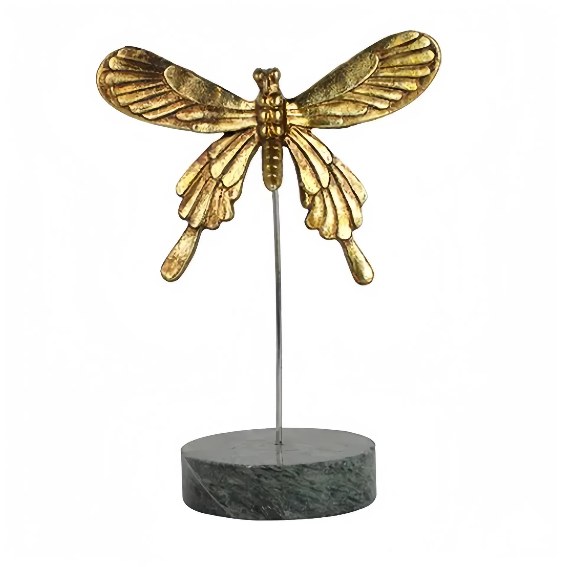 Eine goldene schmetterlingsähnliche Skulptur auf einem dünnen Ständer mit einem runden Marmorsockel.