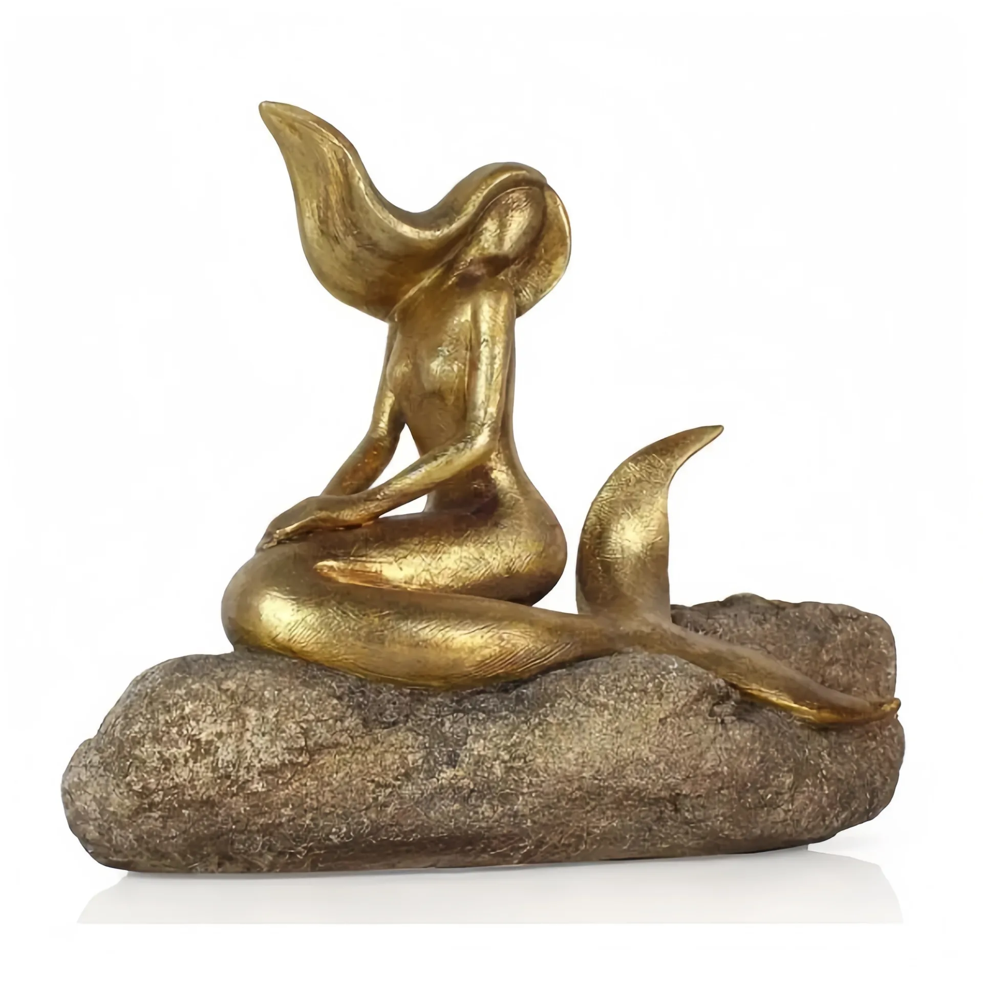 Eine goldene abstrakte Skulptur einer Meerjungfrau, die auf einem Stein sitzt.