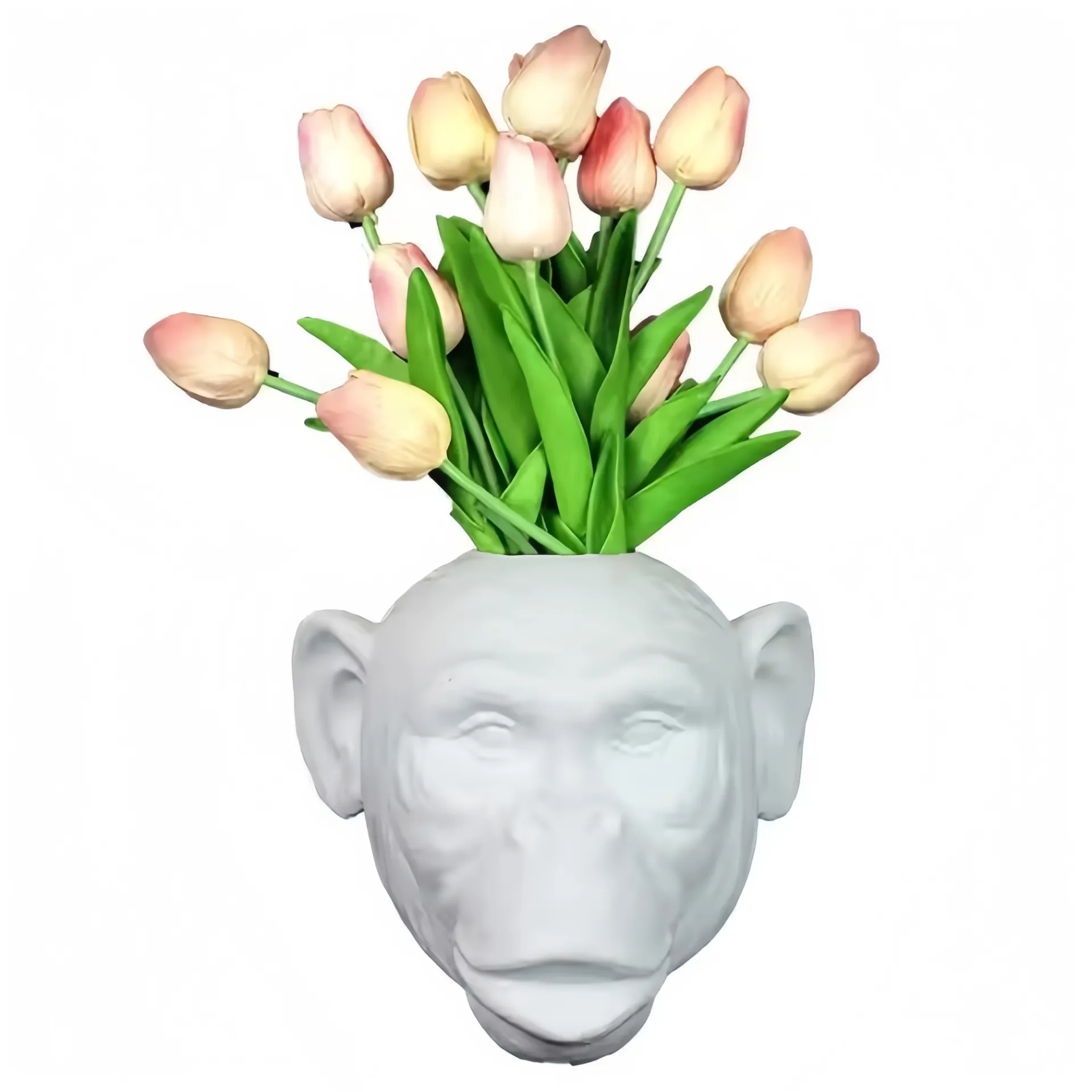 Weiße Keramikvase in Form eines Affenkopfes mit rosa Tulpen.