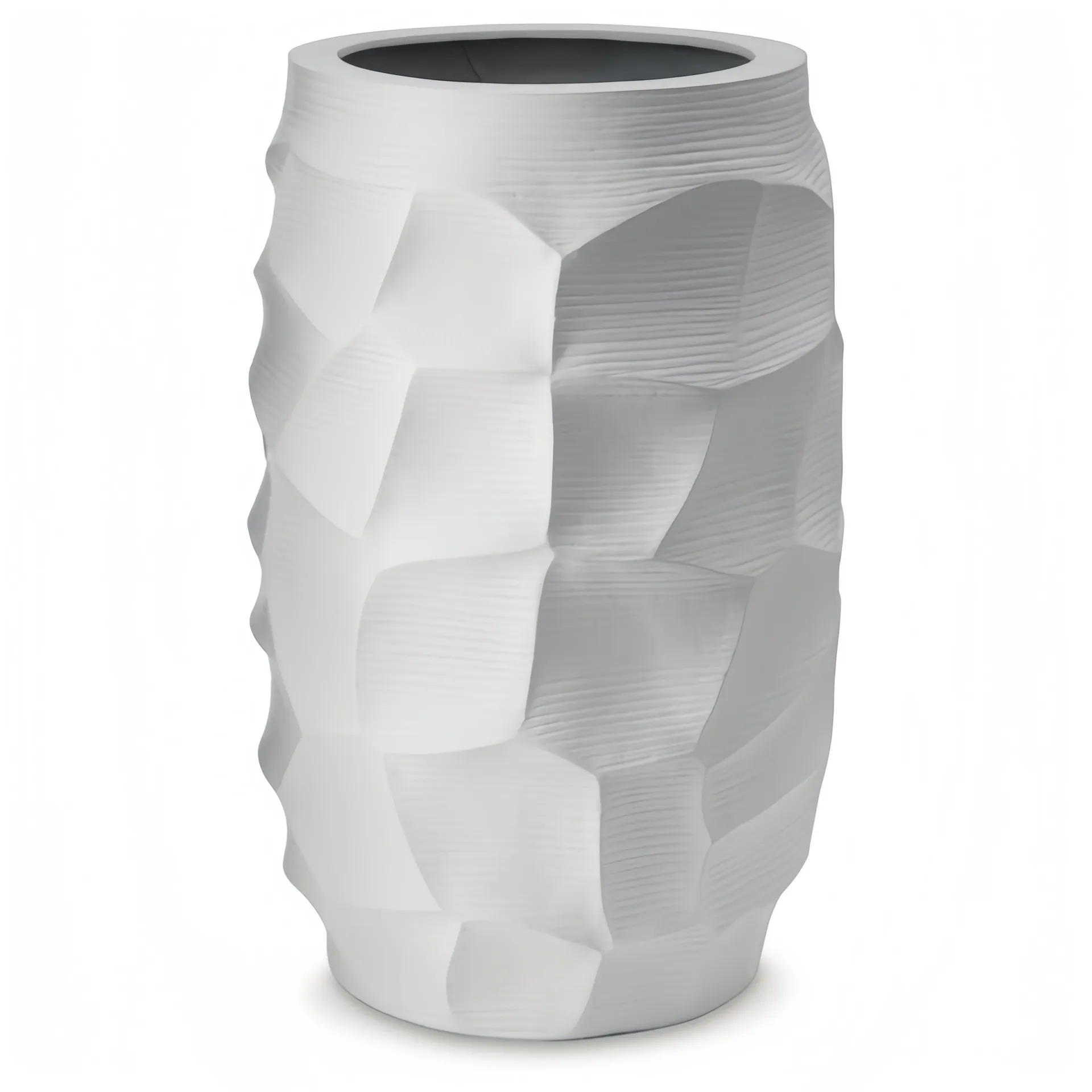 Weiße Vase mit geometrisch geschnitzter Textur.